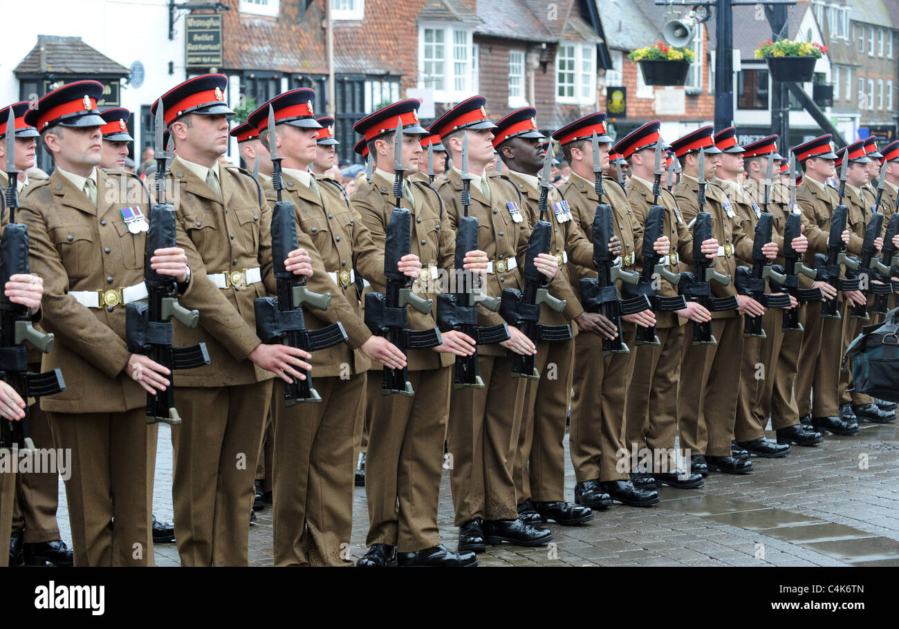 Truppen von der Prinzessin von Wales Regiment marschieren durch Crawley in Sussex nach seiner Rückkehr aus Afghanistan Stockfoto