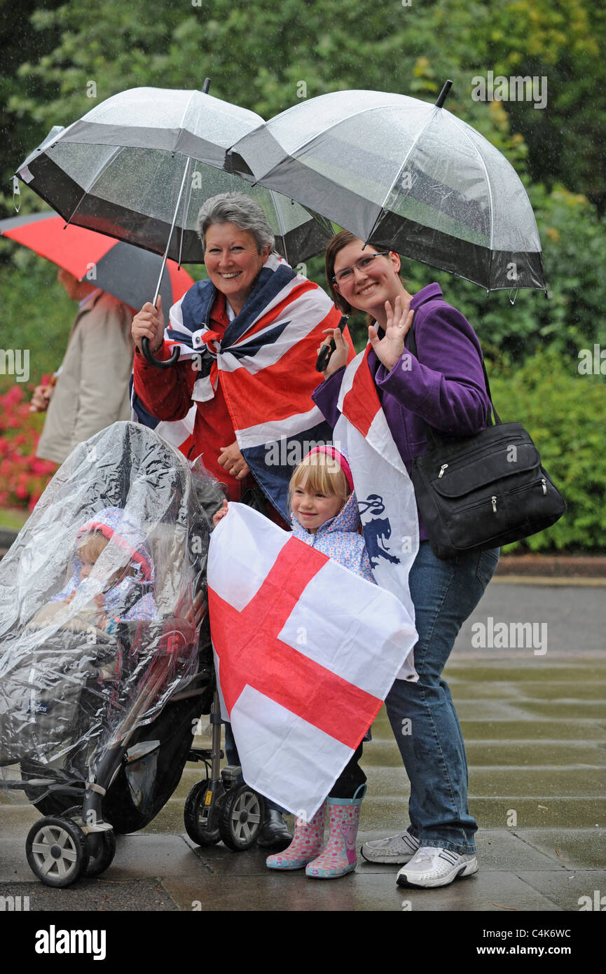 Menschenmassen in Crawley versuchen, vor Regen zu schützen, während sie sich entführen, um Truppen aus dem königlichen Regiment der Prinzessin von Wales zu beobachten Stockfoto