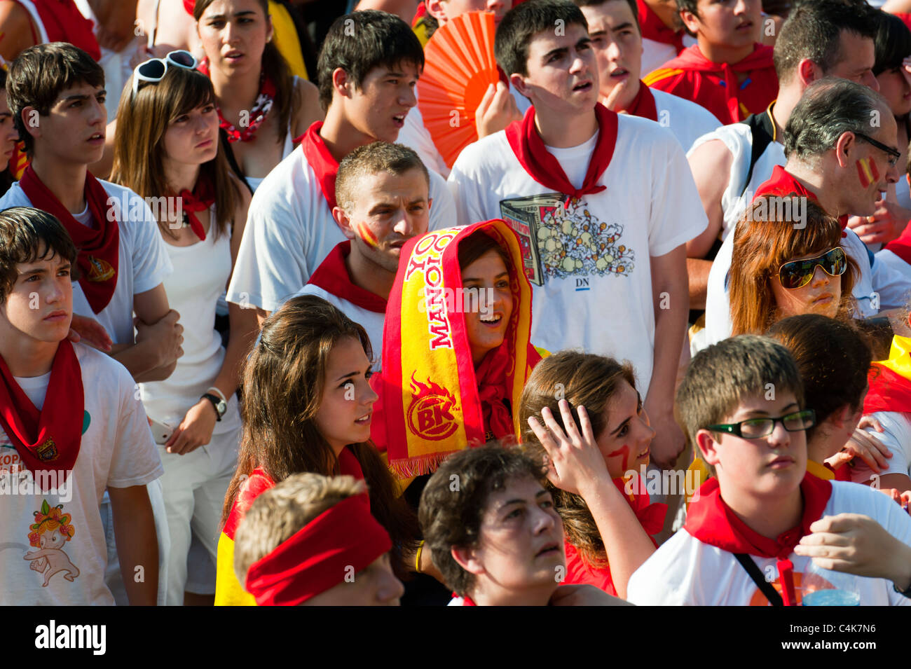 Spanische Fans während des 2010 Fifa World Cup, San Fermín Street-Party, Pamplona, Navarra (Navarra), Spanien, Europa. Stockfoto