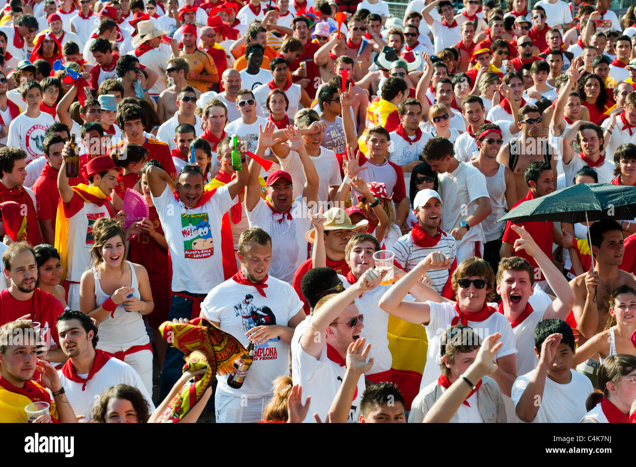 Spanische Fans während des 2010 Fifa World Cup, San Fermín Street-Party, Pamplona, Navarra (Navarra), Spanien, Europa. Stockfoto