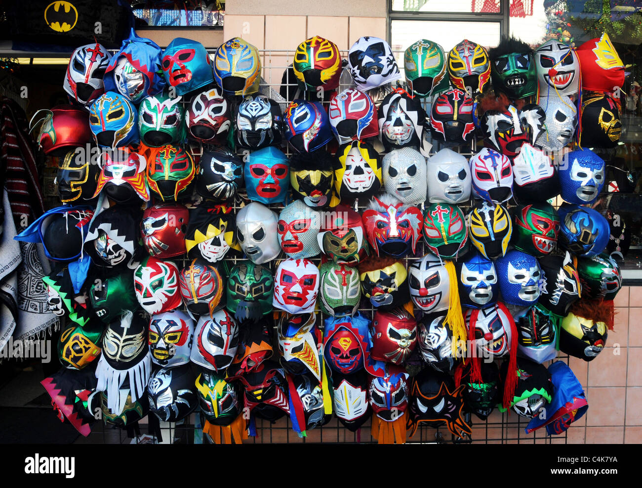 Ansicht des mexikanischen wrestling Masken zum Verkauf an einen Shop in den Mission District von San Francisco, Kalifornien, USA. Stockfoto