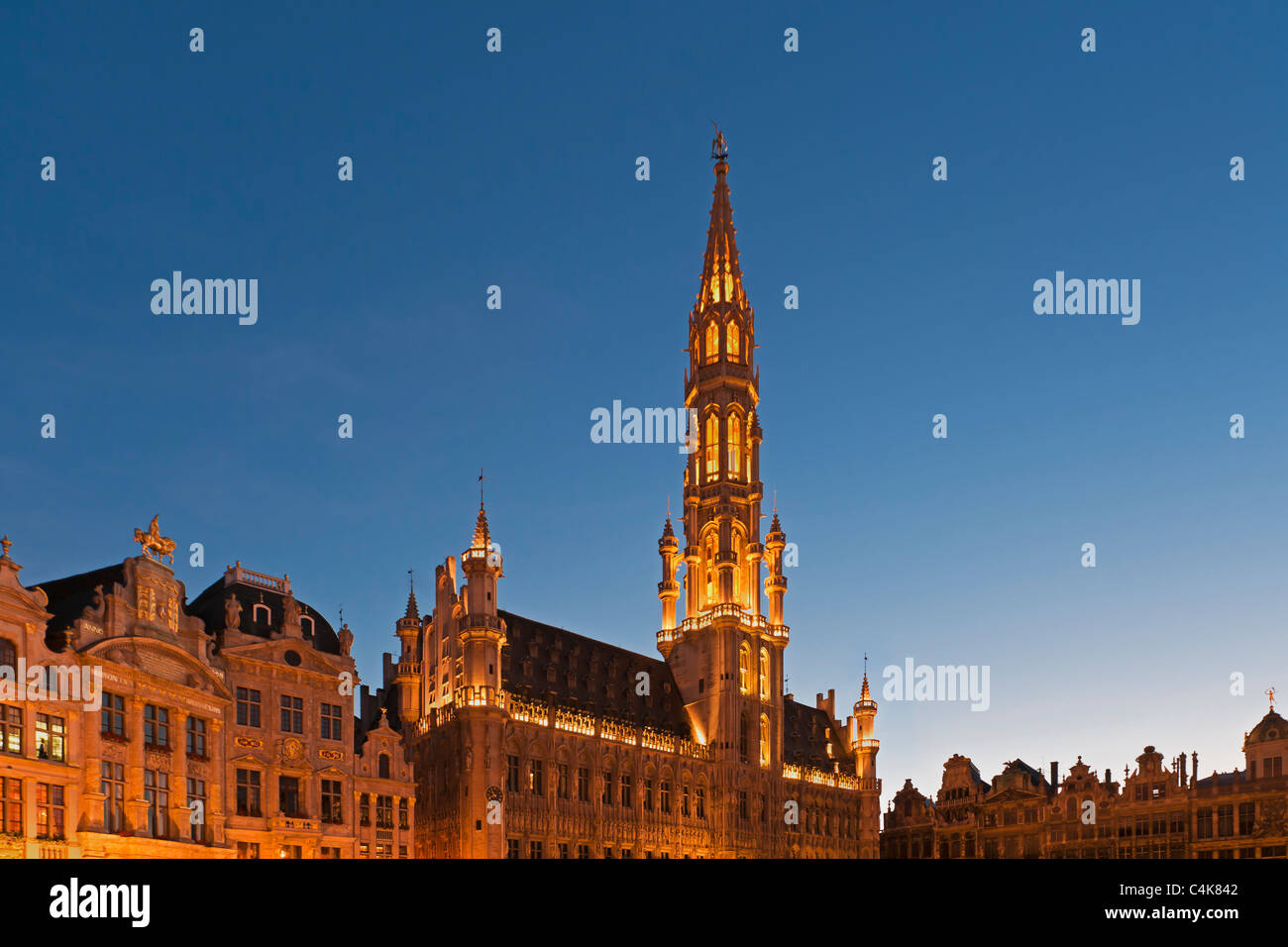 Seit 1402 gebauten Guildhall im gotischen Stil mit 91 Meter hohen Turm, auf dem Marktplatz, Grand Place, Brüssel, Belgien, Europa Stockfoto