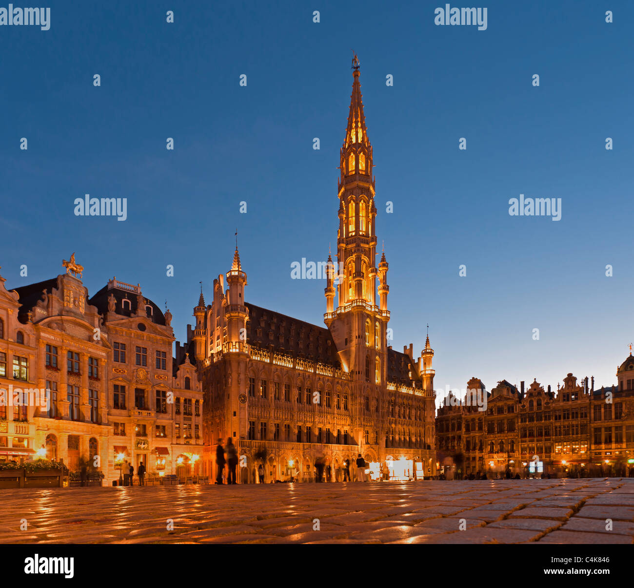 Seit 1402 gebauten Guildhall im gotischen Stil mit 91 Meter hohen Turm, auf dem Marktplatz, Grand Place, Brüssel, Belgien, Europa Stockfoto