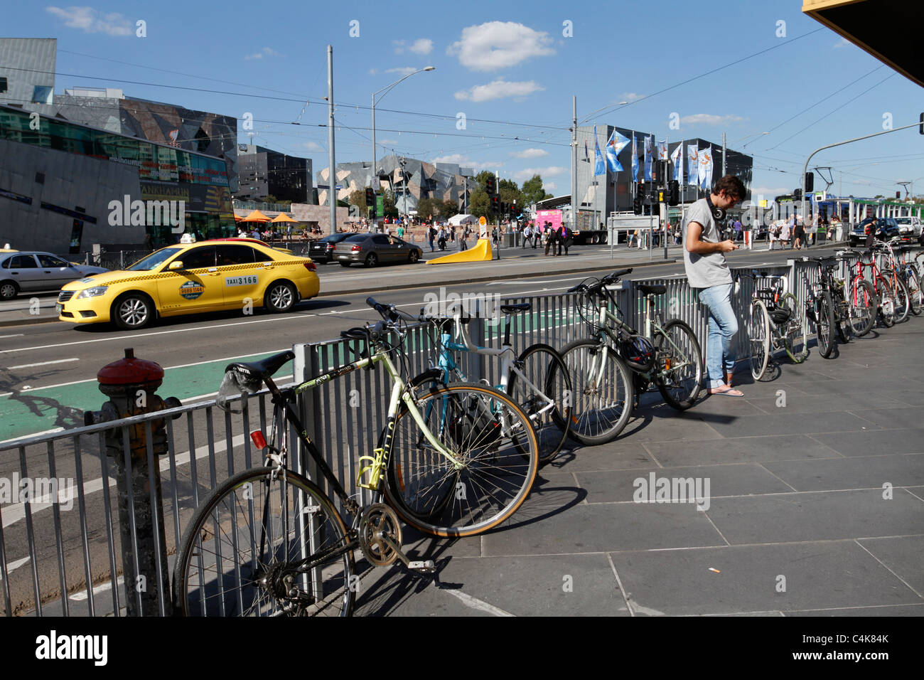 Fahrräder auf Zaun in Melbourne, Australien. Stockfoto