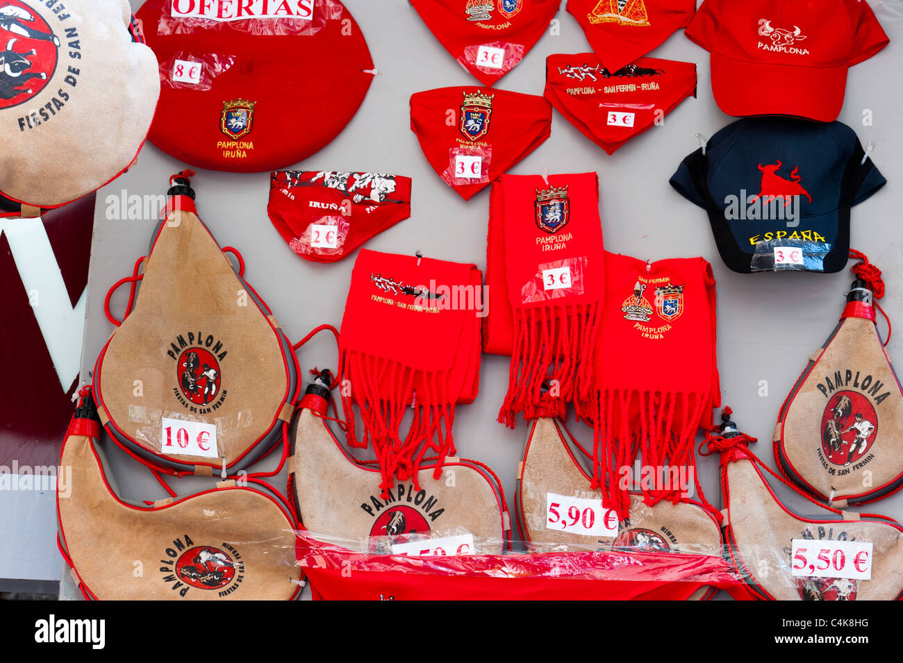 Typische Party-Gadgets, San Fermín Street-Party, Pamplona, Navarra (Navarra), Spanien, Europa. Stockfoto