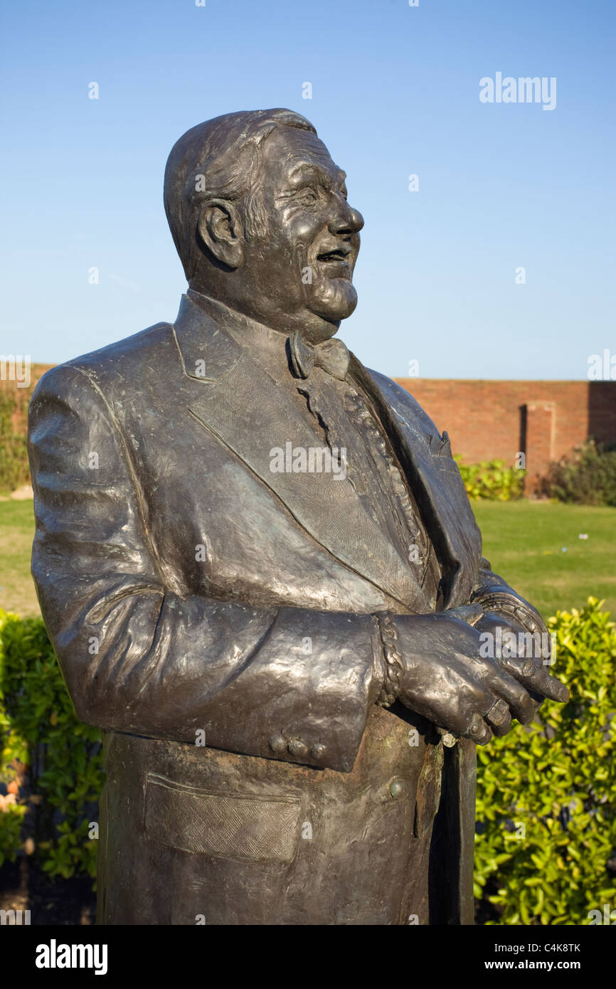 Statue von Les Dawson in einem Garten am Meer St. Annes (Bildhauer Graham Ibbeson) Stockfoto