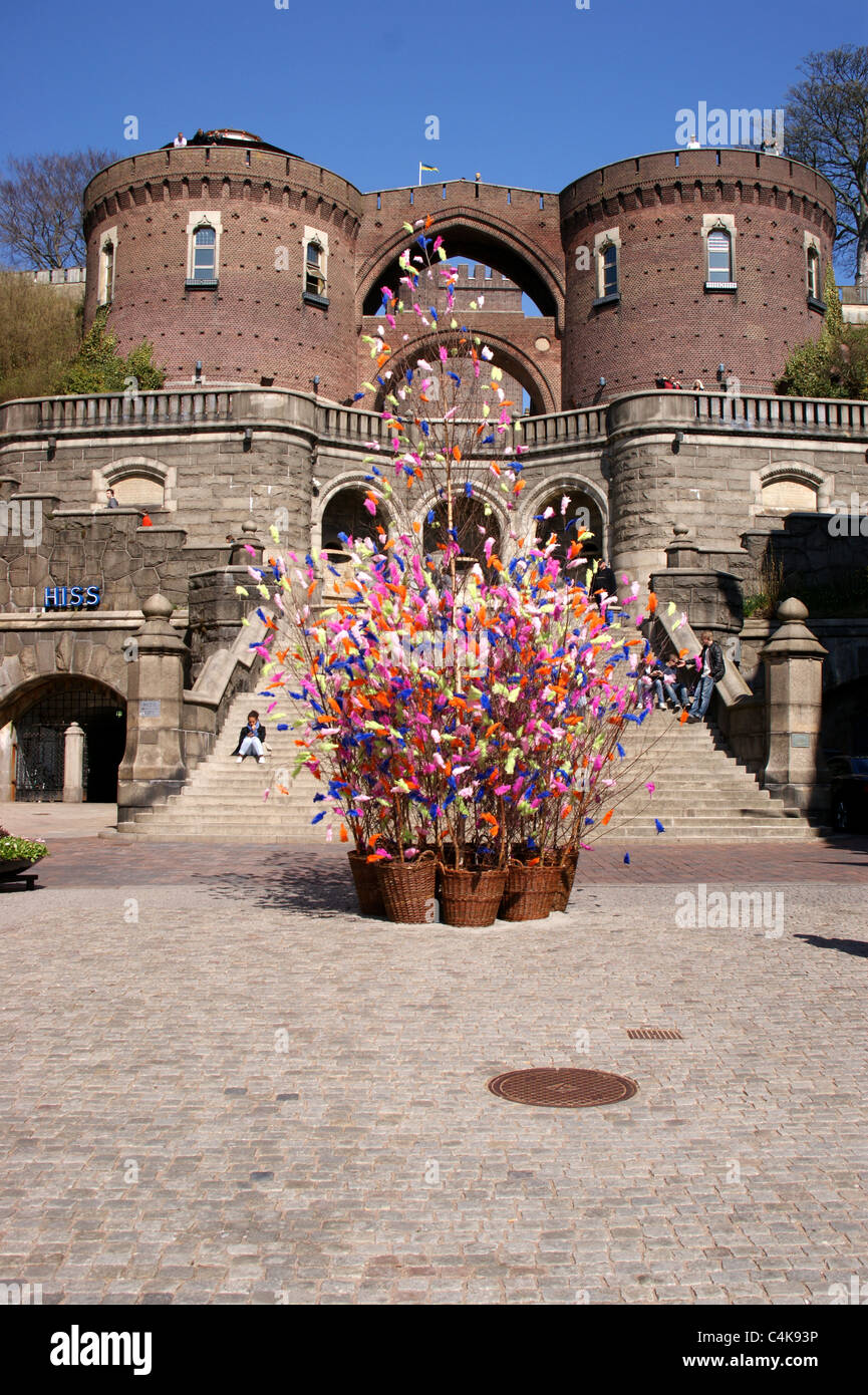 Schwedische Ostern Baumschmuck, Federn auf einem Ast, den Karnan Burg, Helsingborg, Schweden Stockfoto