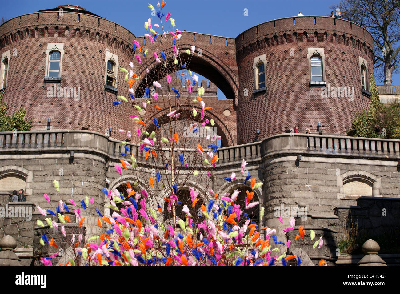 Schwedische Ostern Baumschmuck, Federn auf einem Ast, den Karnan Burg, Helsingborg, Schweden Stockfoto