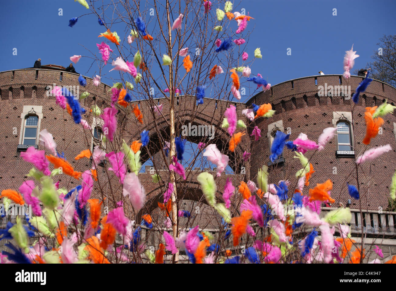 Schwedische Ostern Baumschmuck, Federn auf einem Ast, den Karnan Burg, Helsingborg, Schweden Stockfoto
