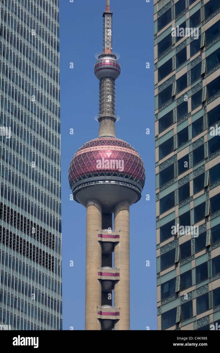 Shanghais Pearl Tower spähen durch Hochhäuser, Shanghai, China Stockfoto
