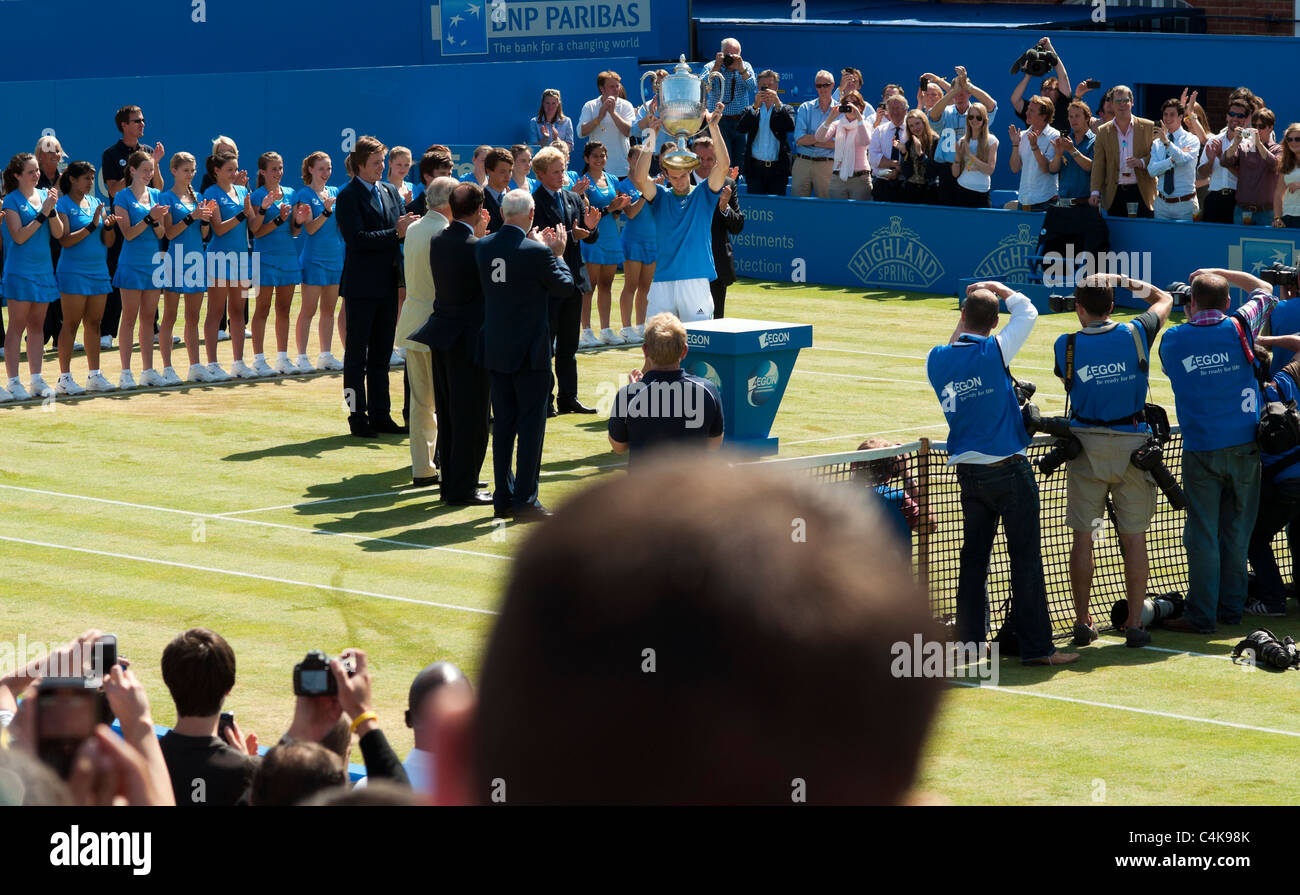 Aegon Championships 2011 - Queens Mens Single Tennis Finale; Andy Murray gewinnt und sammelt die Trophäe. Juni 2011. Stockfoto