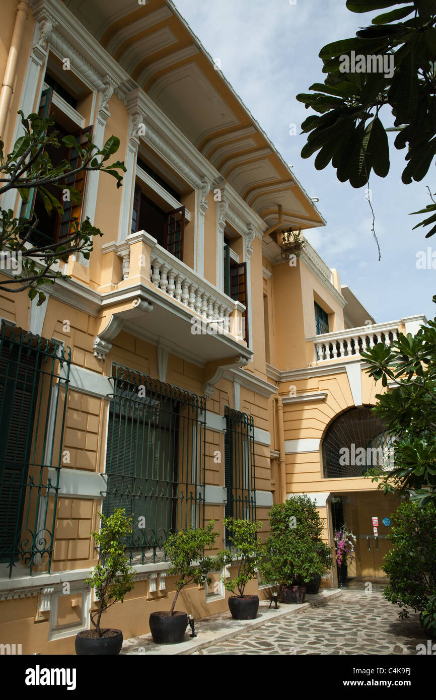 Phnom Penh reiche architektonische Erbe ist eine perfekte Kulisse für die Boutiquen und Restaurants in der historischen Villen. Stockfoto