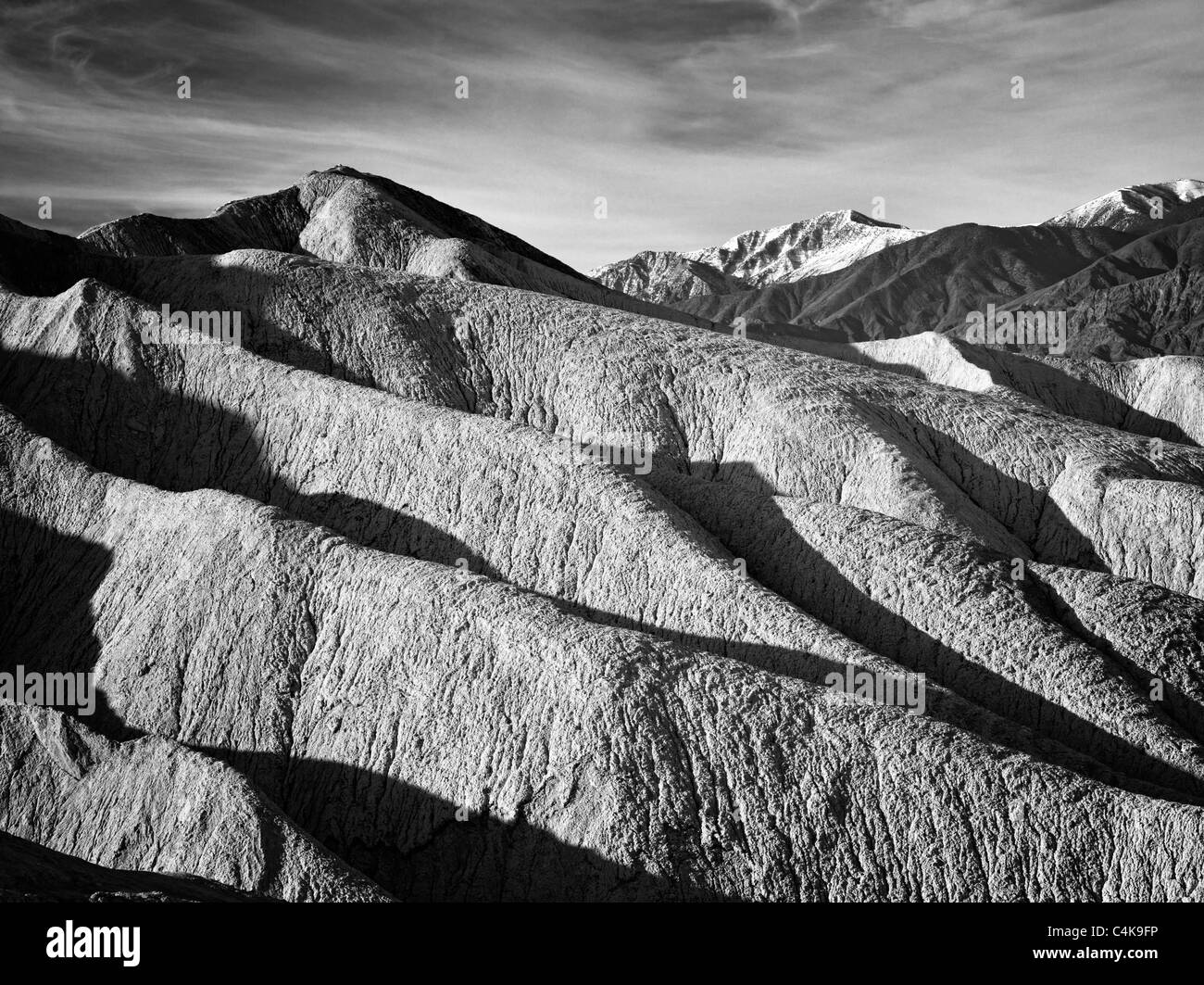 Felsformationen und Schnee bedeckt Telescope Peak von Golden Canyon Trail. Death Valley Nationalpark, Kalifornien Stockfoto
