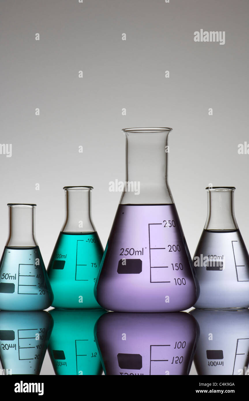 vier konischen Glaskolben in einem Chemielabor Stockfoto