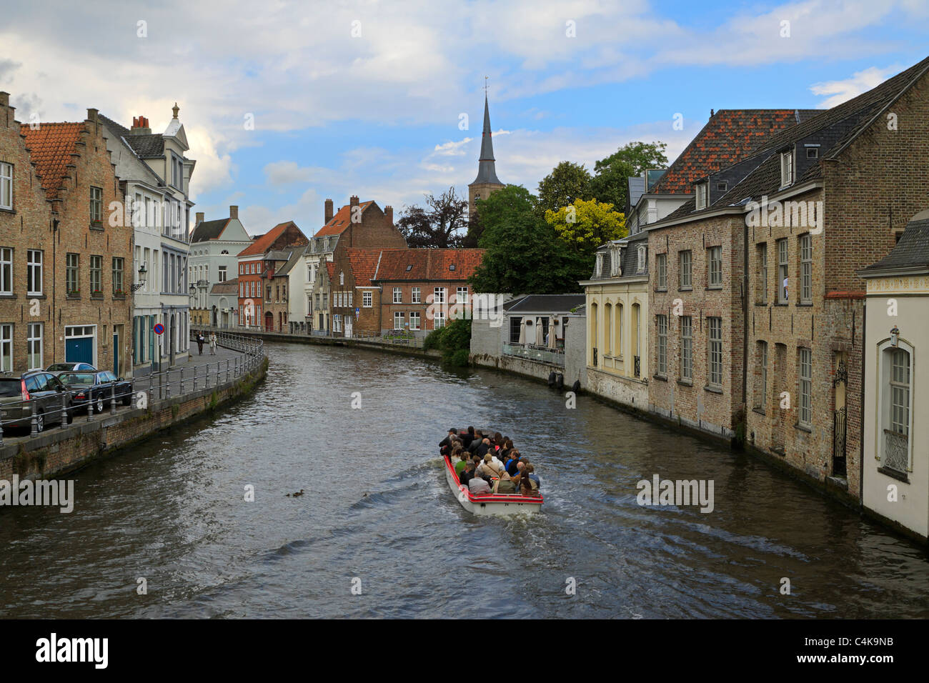 Verversdijk, Brügge, Belgien. Touristen genießen Sie einen Rundgang durch den Kanal in einem Sightseeing-Boot. Stockfoto