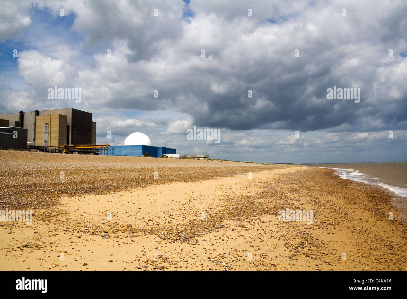 Zwei Atomkraftwerke an der Küste von Suffolk in Sizewell. Stockfoto