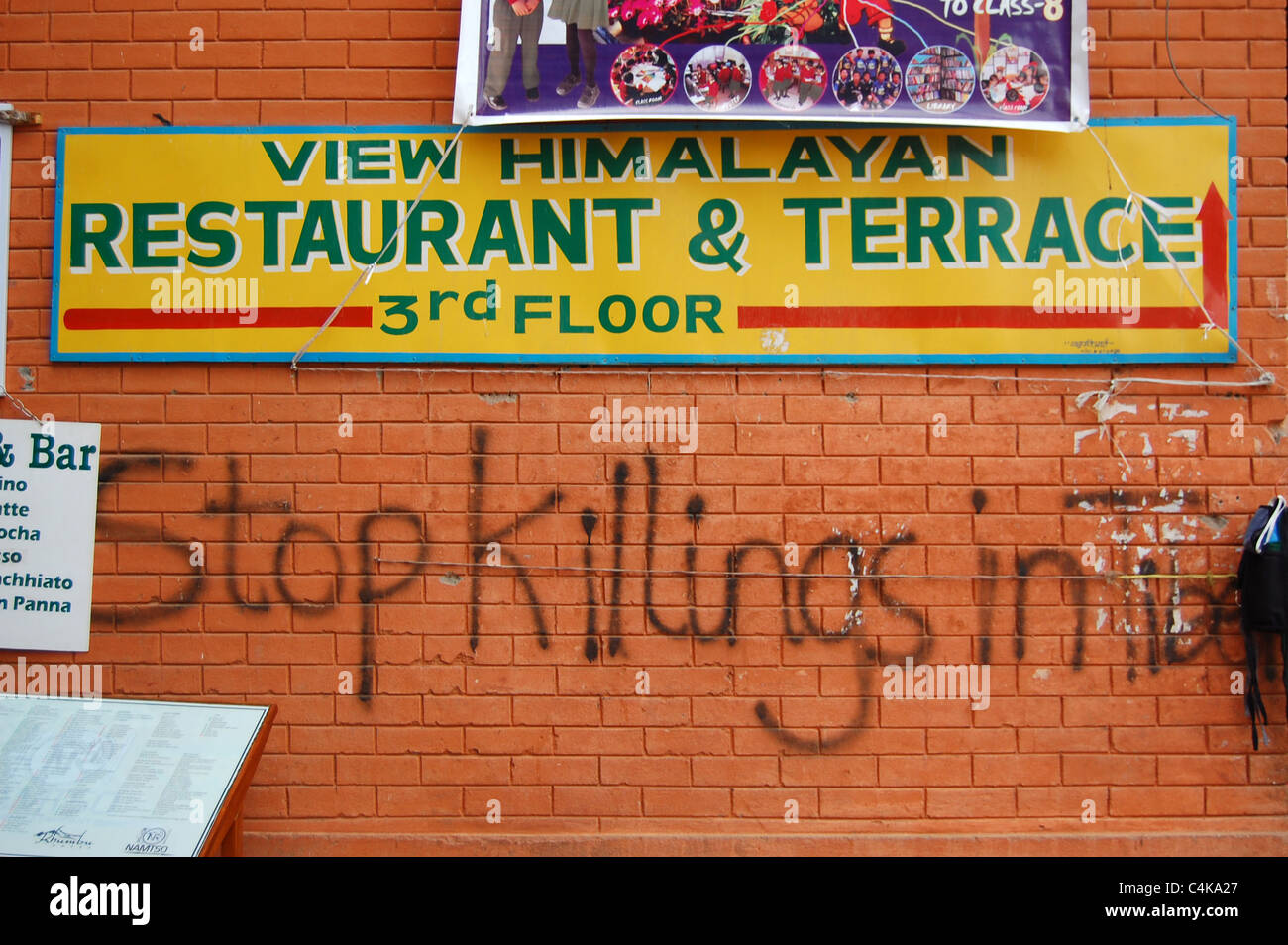 Politische Anti-China-Graffiti an der Wand in einem Touristengebiet von Kathmandu. Stockfoto