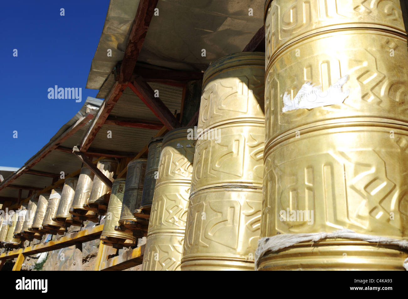 Gebetsmühlen in einem tibetischen Kloster in Lhasa, Tibet Stockfoto