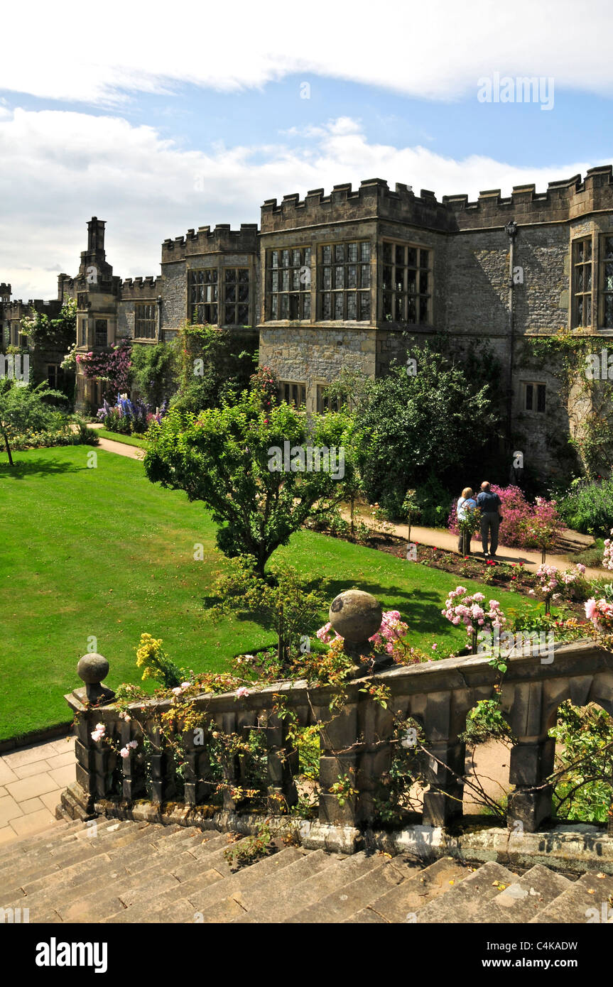 Portraitbild der Touristenattraktion Haddon Hall in der Nähe von Bakewell in Derbyshire Stockfoto