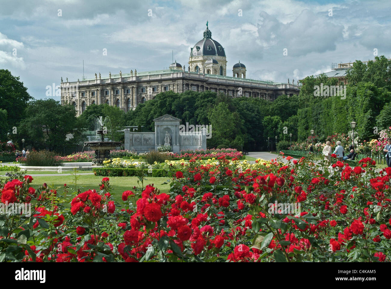 Denkmal im Rosengarten mit Springbrunnen vor der Universität in Wien  Stockfotografie - Alamy