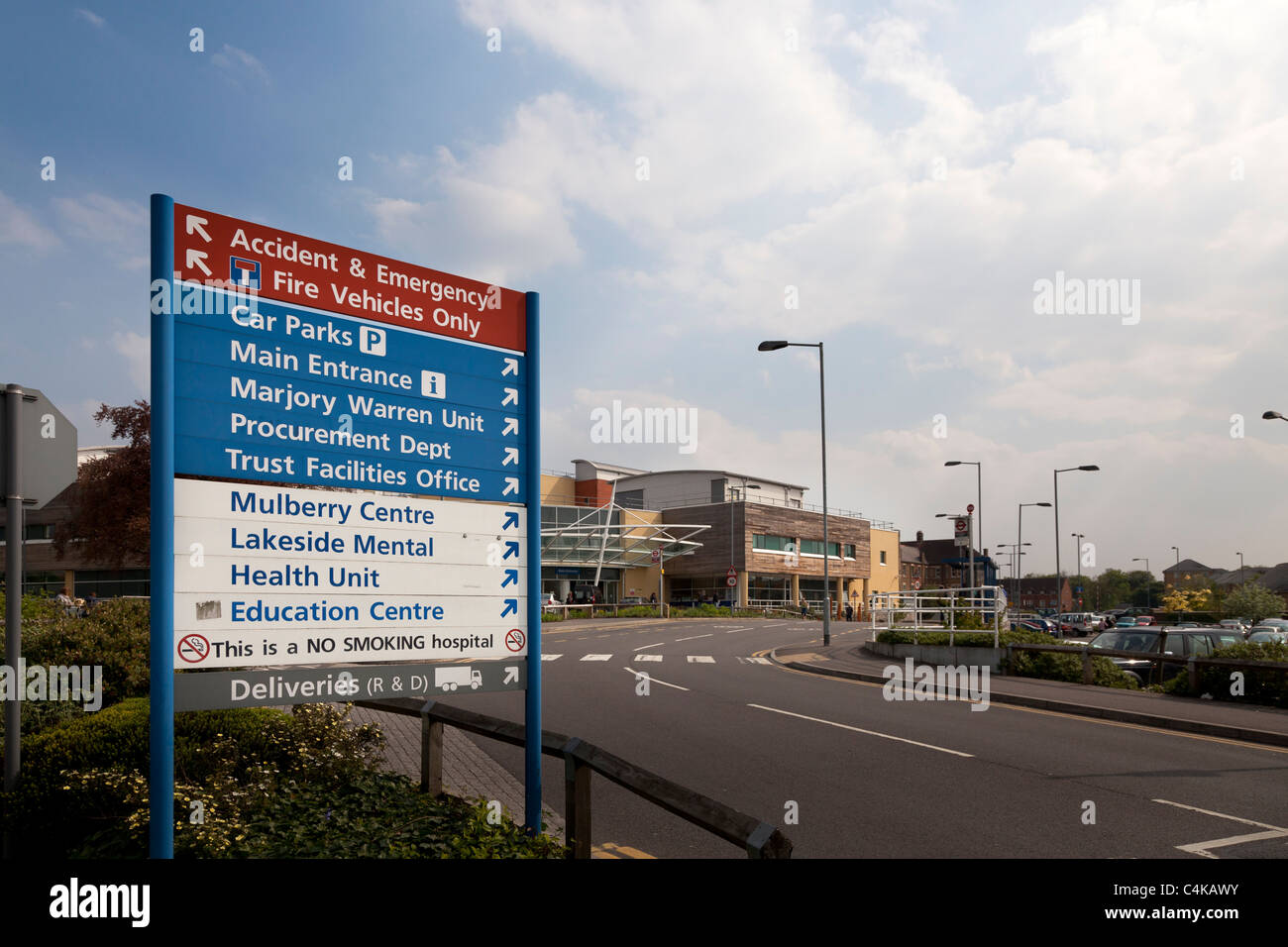 Richtung Schild an Außenseite der West Middlesex University Hospital Stockfoto