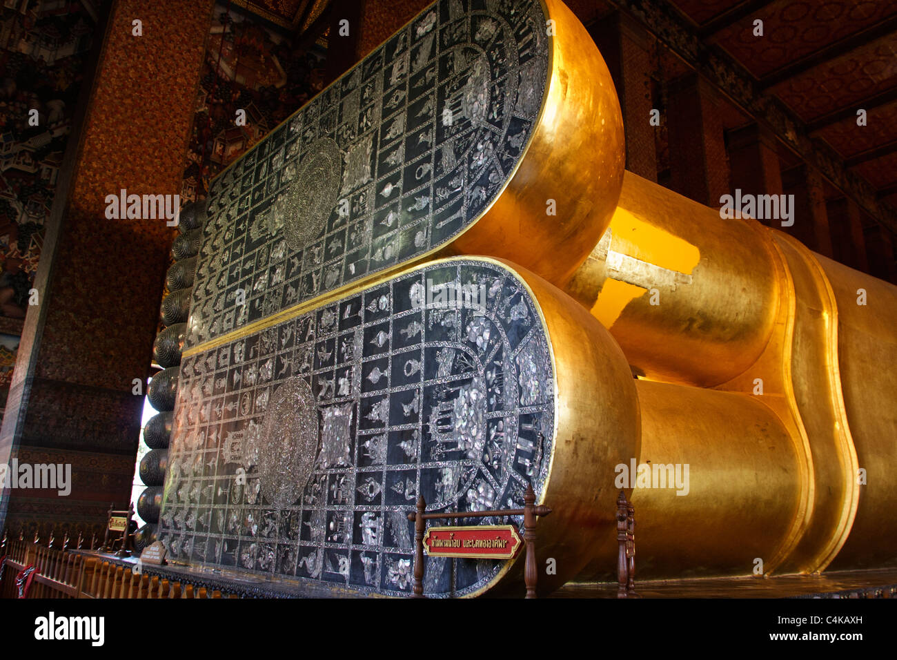 Reich verzierte Sohle des riesigen Füßen liegenden Buddha, Bangkok, Thailand. Stockfoto