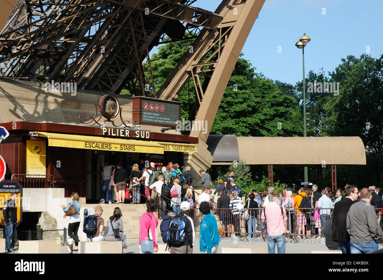 Menschen Schlange, um Fahrkarten für den Eiffelturm in Paris, Frankreich Stockfoto