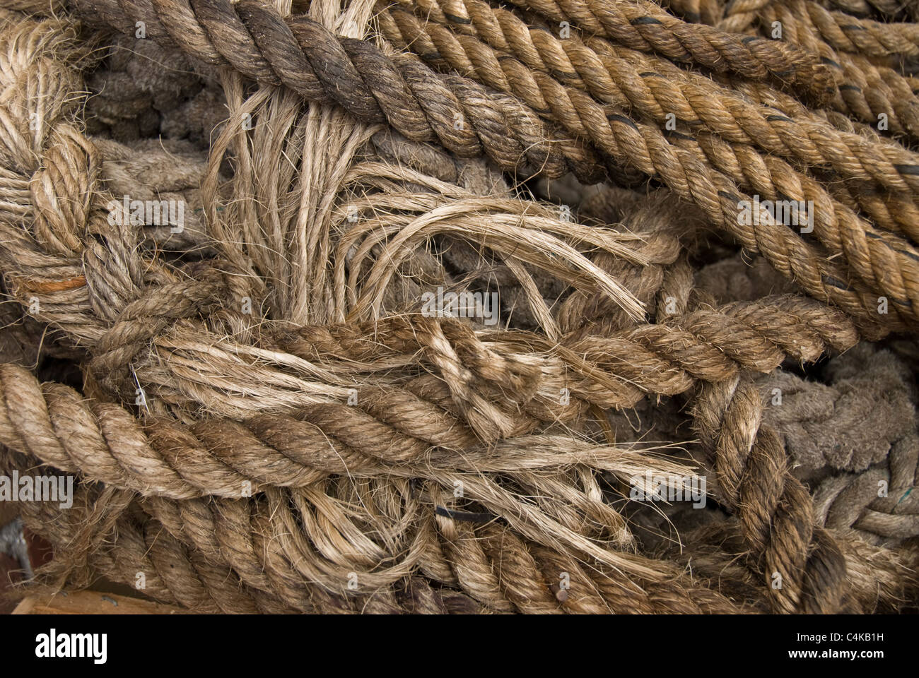 Ausgefranste alte gewebte Kokos-Seil von unterschiedlichen dicken, Alter, Farbe und Länge Stockfoto