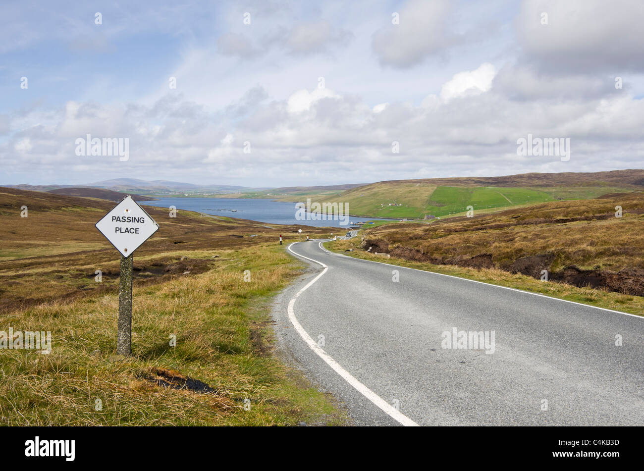 Ort und Zeichen auf einer ruhigen einspurigen Landstraße mit Plätzen für die Weitergabe übergeben. Voe Shetland Inseln Schottland UK Großbritannien Stockfoto