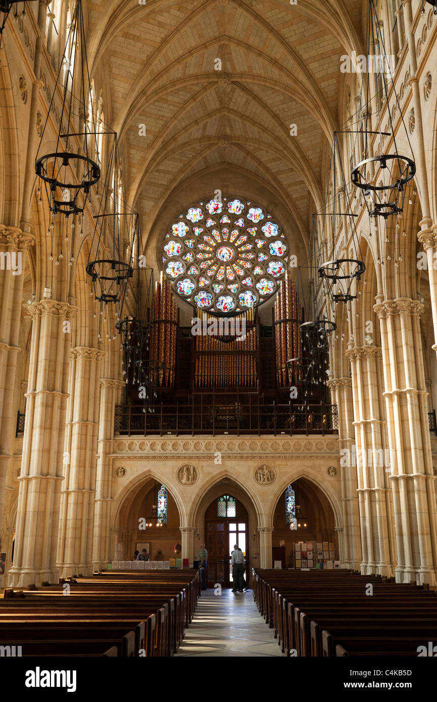 Innenraum der Kathedrale Kirche Notre-Dame und Str. Philip Howard Arundel Rosenfenster und Gang Stockfoto