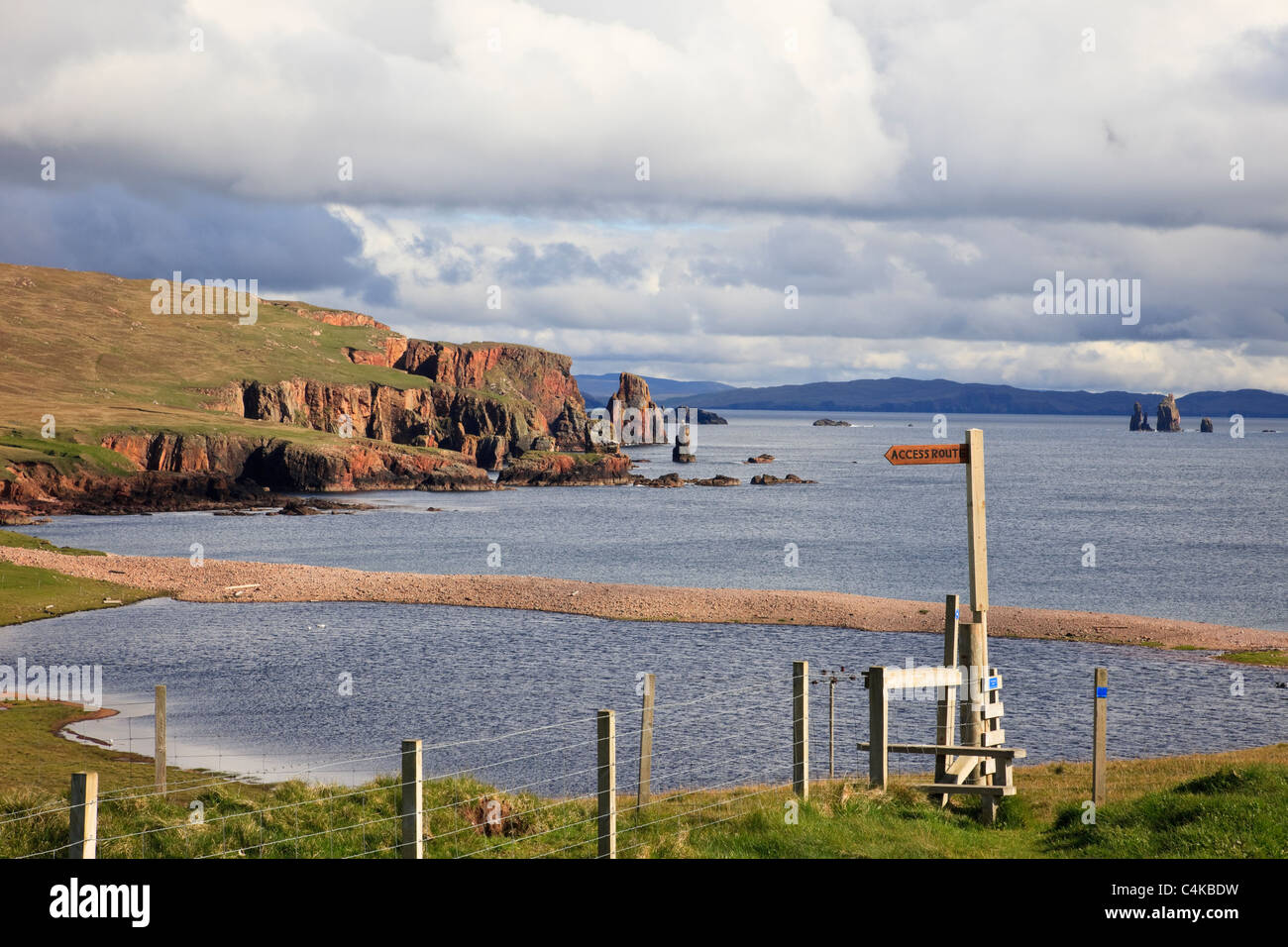 Zugang Weg Zeichen auf Küste Weg zur Braewick Bucht mit Blick auf die Neap und Drongs Sandstein Felsnadeln Eshaness Shetland Isles UK Stockfoto