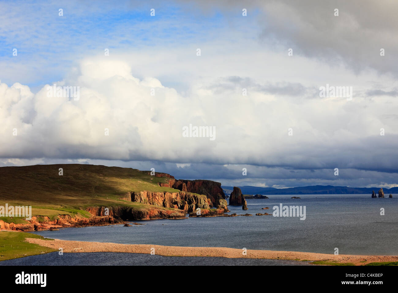 Küstenlandschaft mit Blick über die Bucht zu den Braewick Neap Klippen und Drongs aus rotem Sandstein sea Stacks. Eshaness, Shetlandinseln, Schottland, Großbritannien. Stockfoto