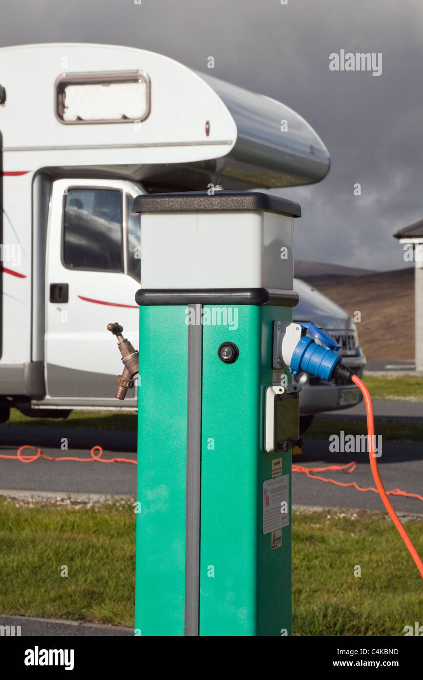 Schottland, Großbritannien, Großbritannien. Wohnmobil an einem Campingplatz Poller mit Strom Anschluß und Trinkwasserhahn angeschlossen. Stockfoto