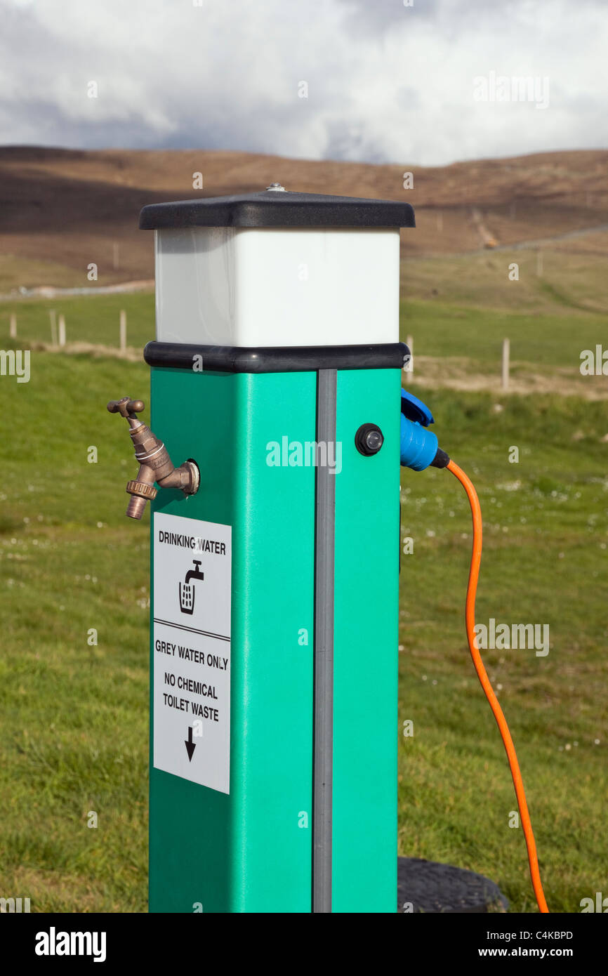 UK, Großbritannien. Campingplatz Poller mit Strom Anschluß und Trinkwasserhahn. Stockfoto