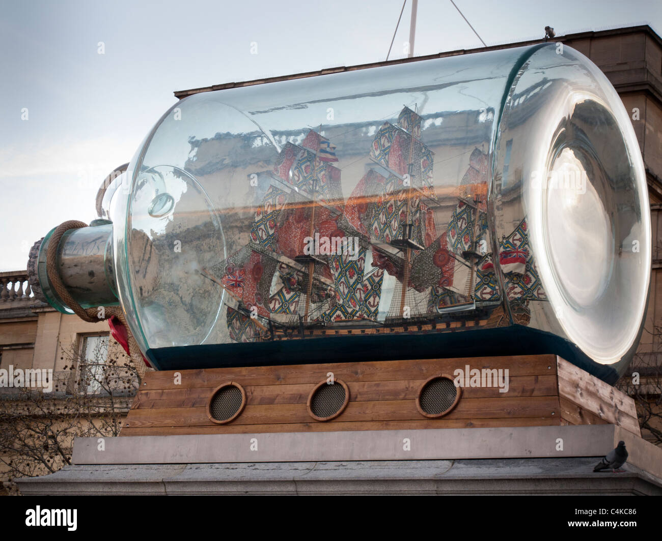 Replik-Schiff in einer Flasche-Statue auf dem Trafalgar Square, London, England Stockfoto