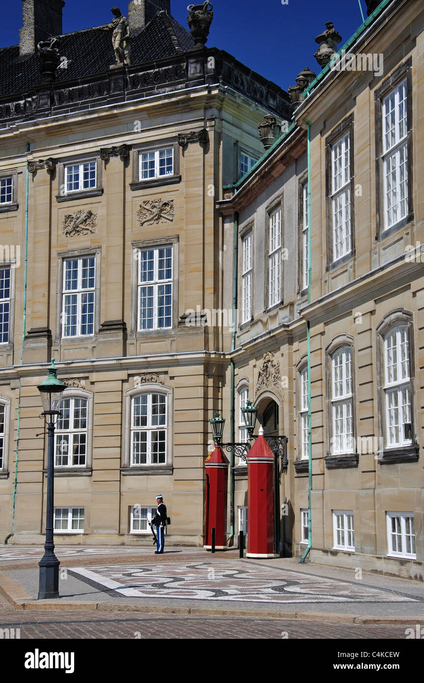 Schloss Amalienborg, Königlicher Palastplatz, Kopenhagen (Kobenhavn), Königreich Dänemark Stockfoto