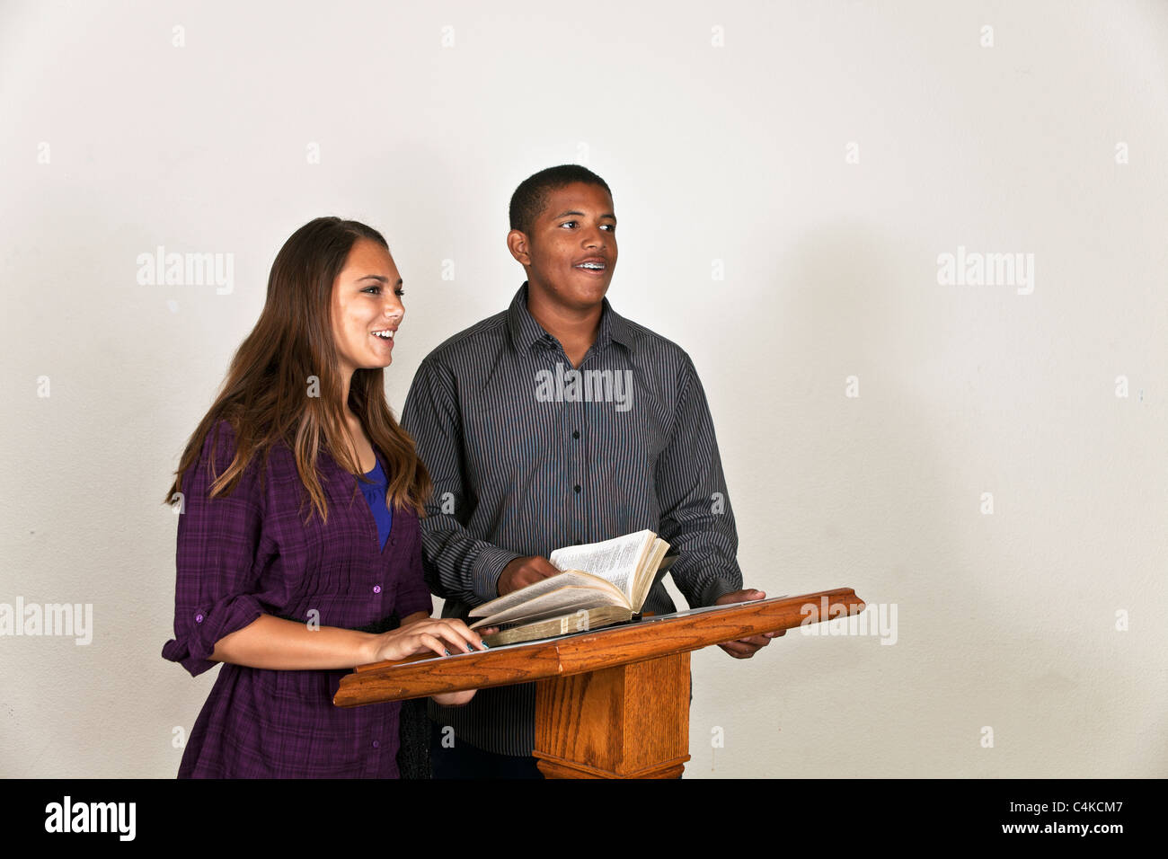 Multi ethnischen Lächeln glücklich afro-amerikanische teenboy und Hispanic Teen 13-17 Jahre alten jährigen Mädchen spricht vom Rednerpult. Herr © Myrleen Pearson Stockfoto