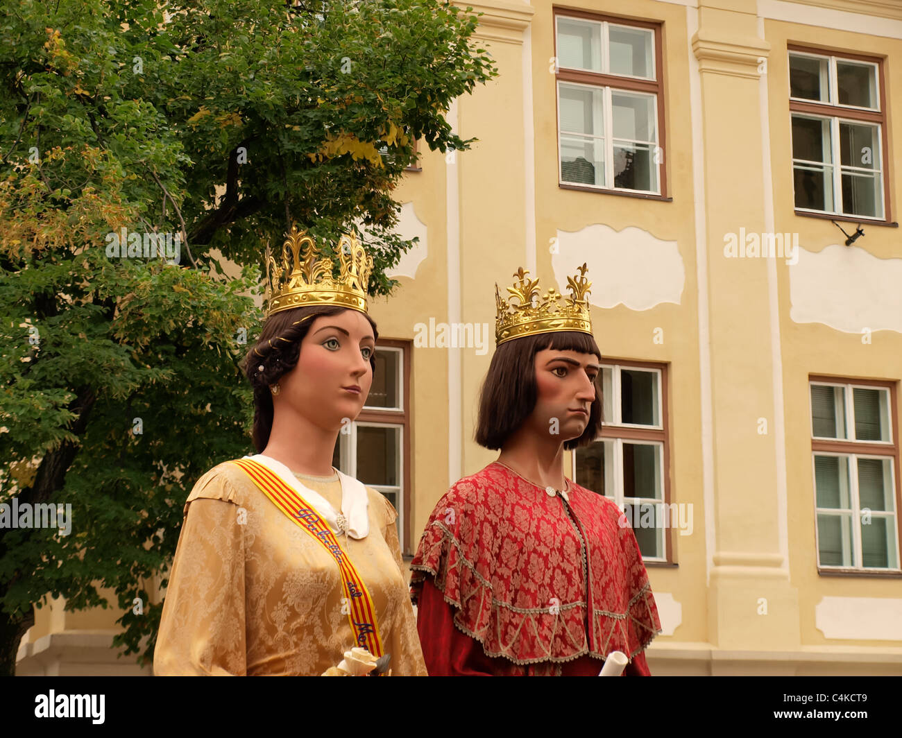 Mittelalterliches Festival von Sibiu, mit dem König und die Königin in den Straßen, als übergroße Maskottchen. Stockfoto