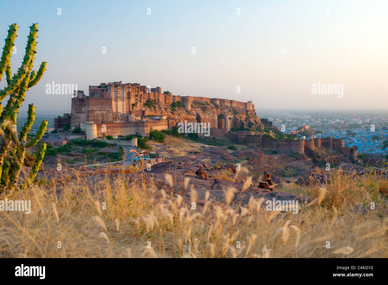 Mehrangarh Fort auf Hügel über Jodhpur, Rajasthan, Indien Stockfoto