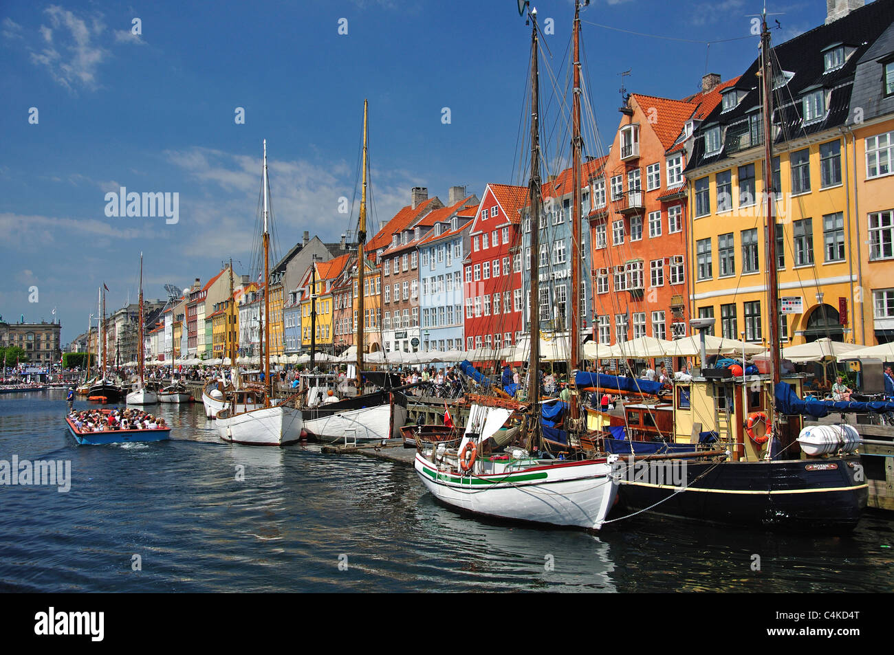 Farbenfrohe Uferpromenade aus dem 17. Jahrhundert, Nyhavn-Kanal, Kopenhagen (Kobenhavn), Königreich Dänemark Stockfoto