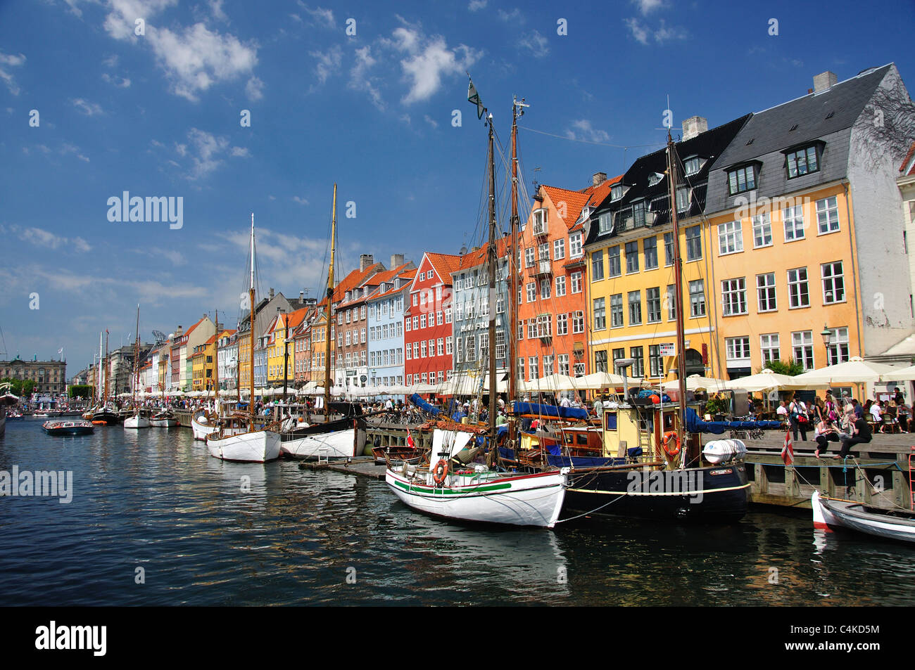 Farbenfrohe Uferpromenade aus dem 17. Jahrhundert, Nyhavn-Kanal, Kopenhagen (Kobenhavn), Königreich Dänemark Stockfoto