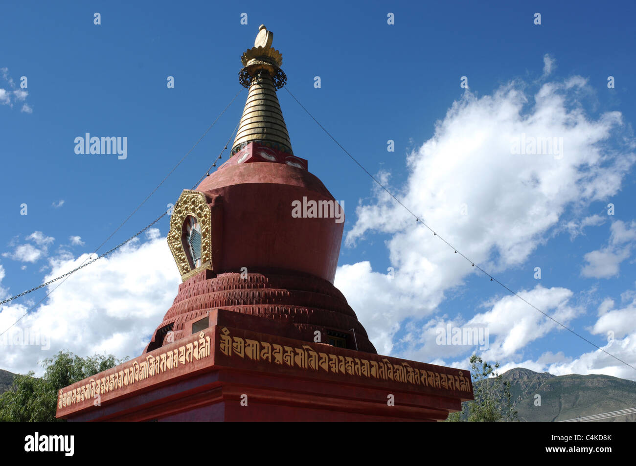 Landschaft in Tibet, Wahrzeichen der berühmten roten Stupa in einem Lamakloster gegen blauen Himmel Stockfoto