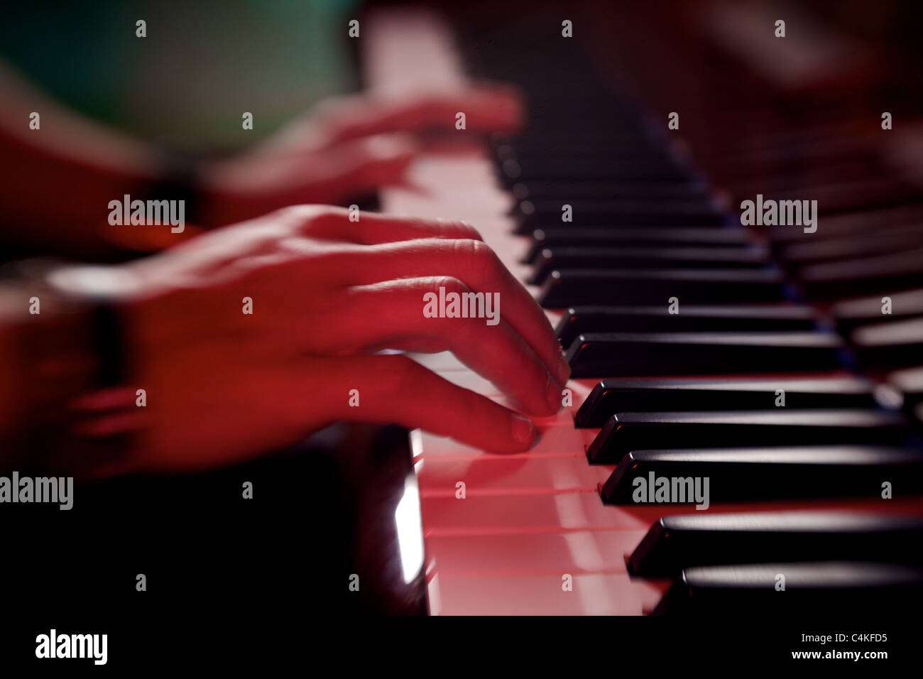 Nahaufnahme des Klavier-Tastatur gespielt wird. Stockfoto