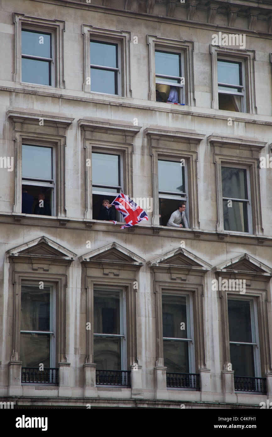 Kleiner Junge winken ein Union Jack bei der Hochzeit von Prinz William und Kate Middleton in London Stockfoto