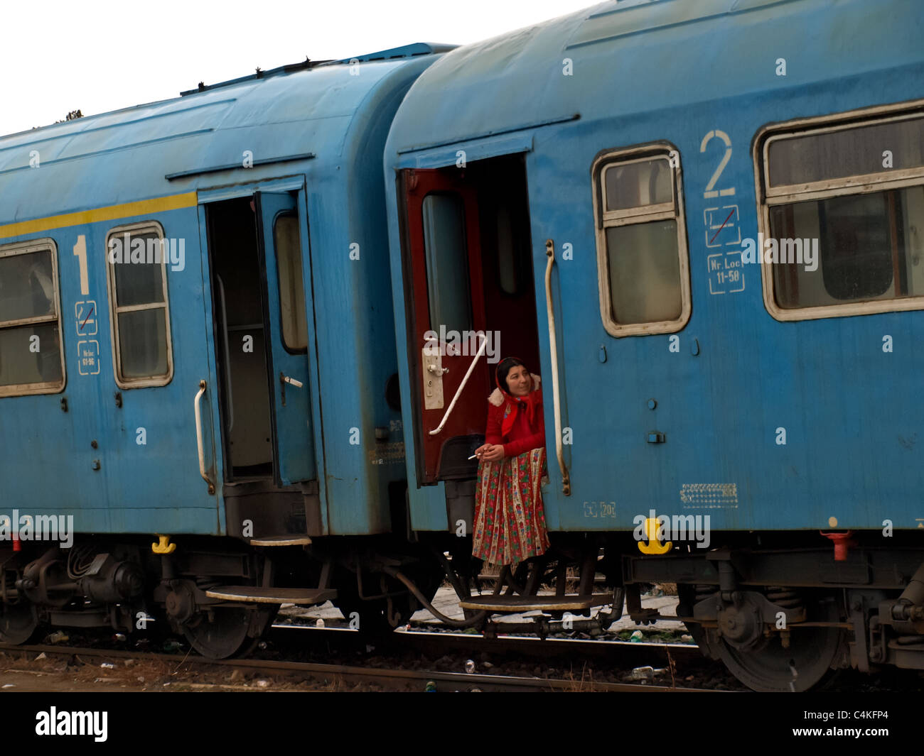Gipsy-Frau in einem alten Zug, Rumänien, Sibiu-Bahnhof. Stockfoto