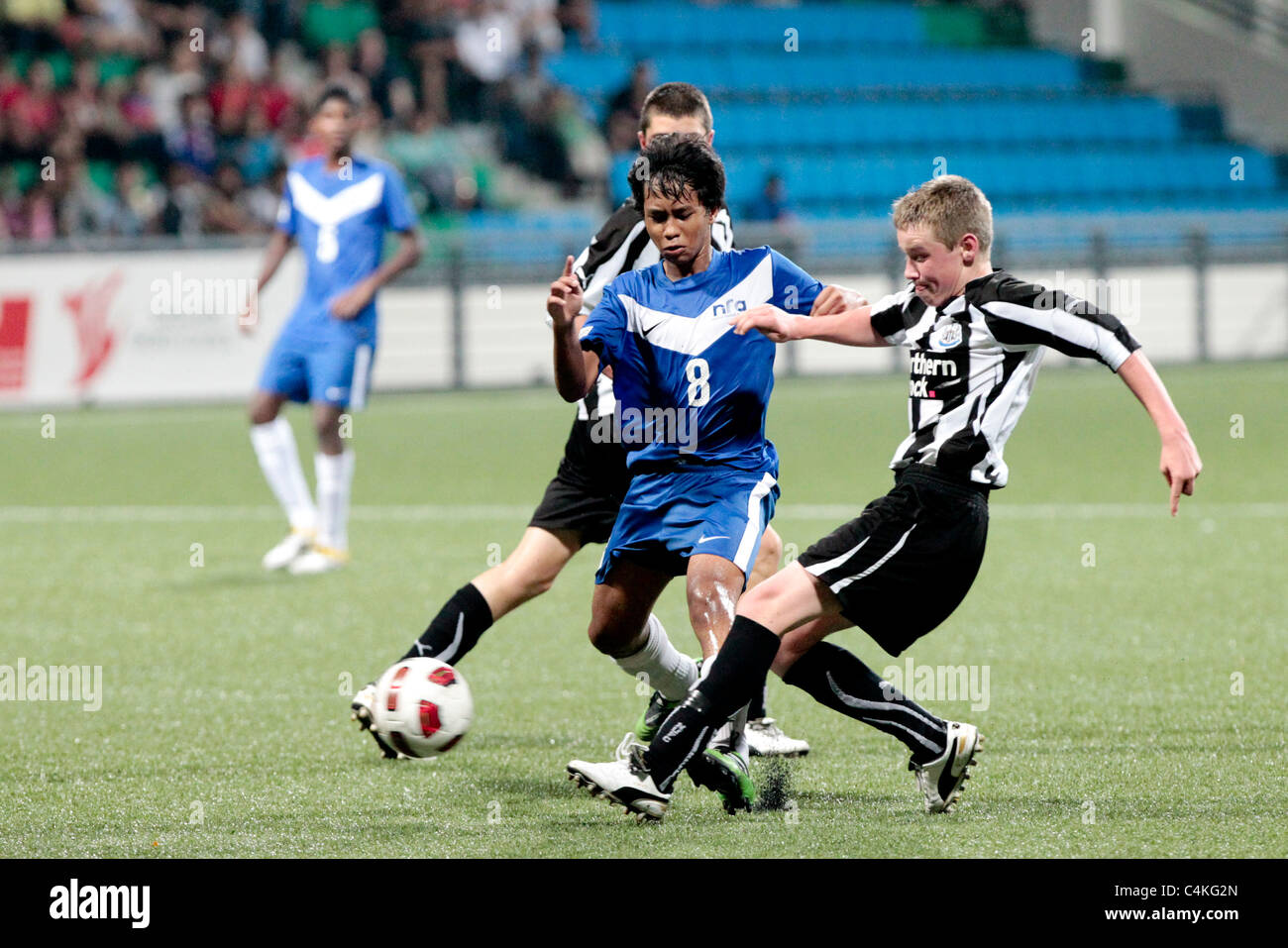 Dean Briggs von Newcastle(right) geht in die Herausforderung Muhelmy Suhaimi während des 23. Canon Lion City Cup. Stockfoto