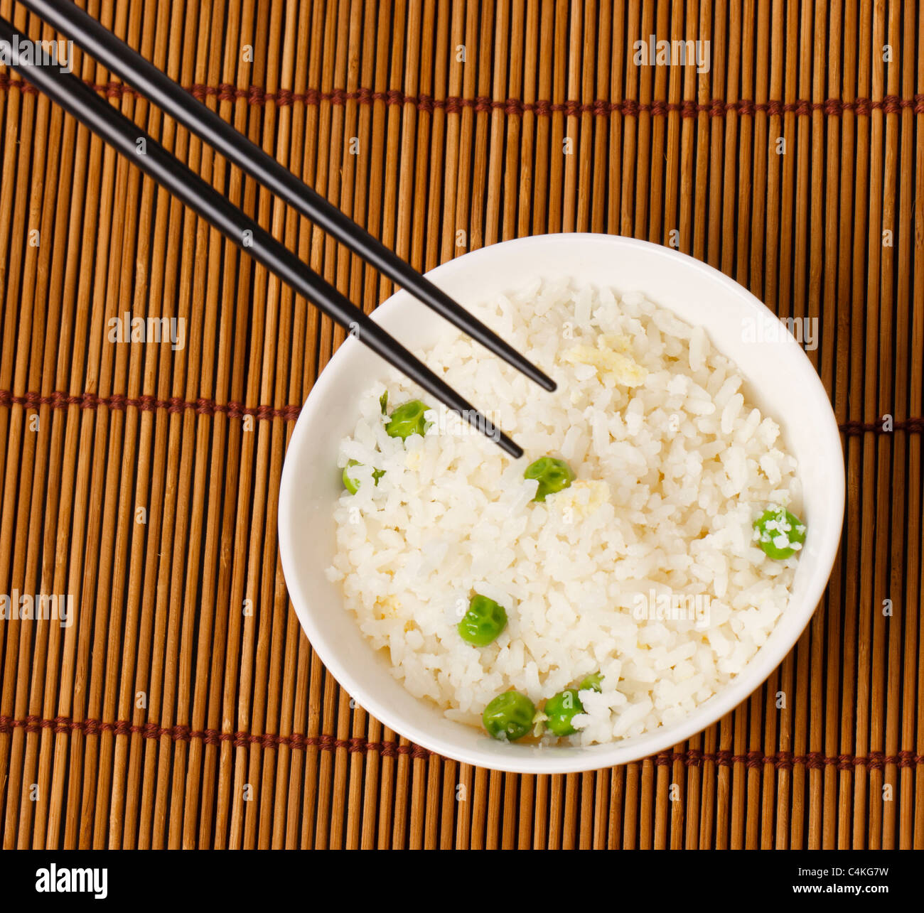 Eine Schüssel mit Ei gebratener Reis mit ein paar Essstäbchen in Shooting Stockfoto