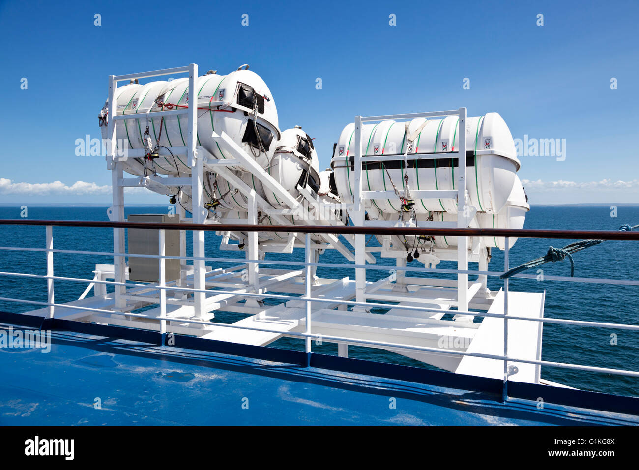 Rettungsinseln in einem Rack auf einem Passagierschiff Fähre Frankreich Europa Stockfoto