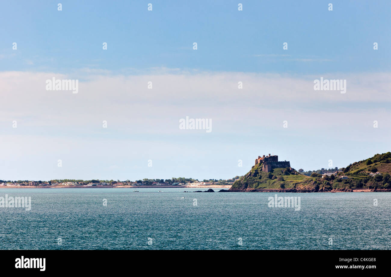 Jersey, Gorey Schloss und Hafen von Gorey, Kanalinseln, Großbritannien, Europa Stockfoto