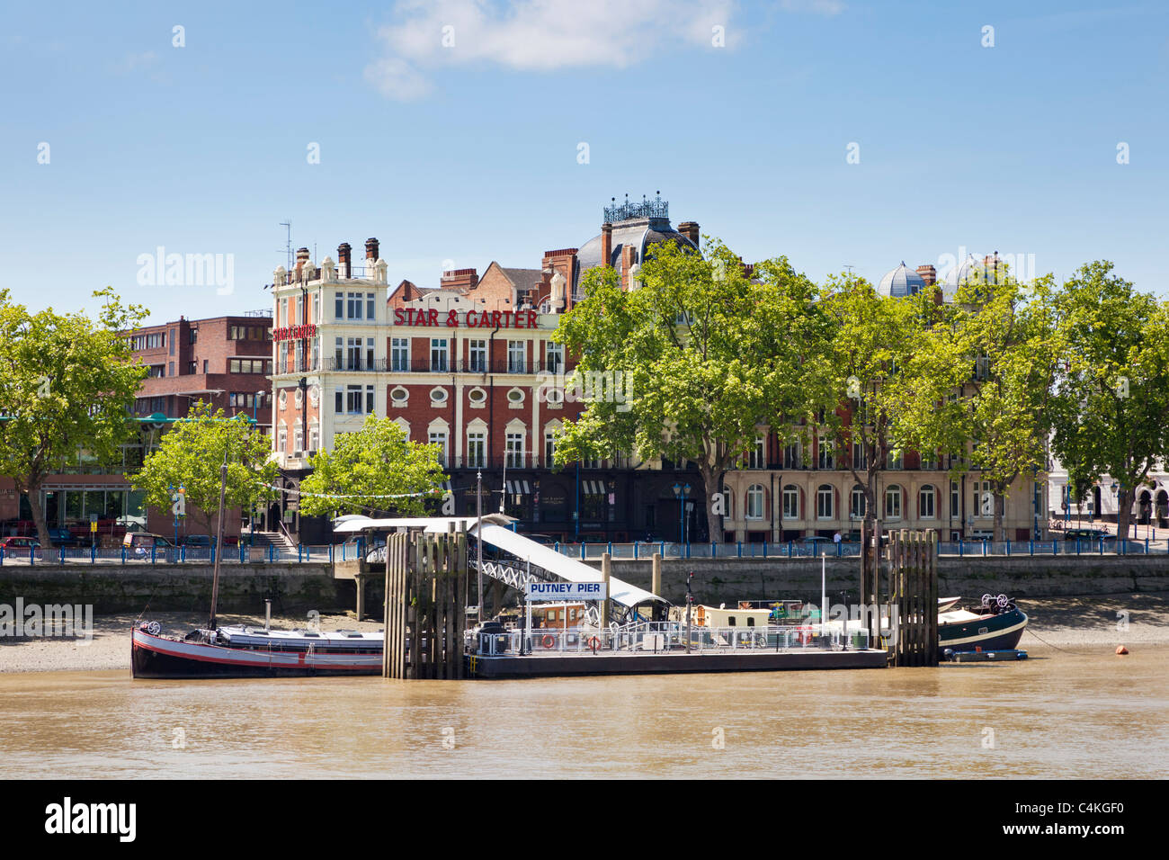Ansicht der Putney Pier auf dem Fluss Themse, London, England, UK Stockfoto